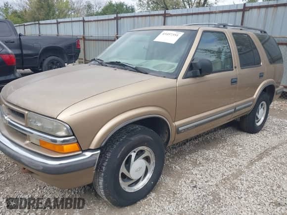 1999 Chevrolet Blazer LS z VIN 1GNDT13W3X2116071, wystawiony jako IAAI lot #43497351 z przebiegiem 53 255 mil mil oraz . Historia ofert i sprzedaży dostępna na DreamBid. Obrazek 2.