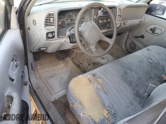 1998 GMC Sierra 1500 z VIN 1GTEC14M7WZ530213, wystawiony jako Copart lot #84455644 z przebiegiem 139 904 mil mil oraz Czysty tytuł • Clean title. Historia ofert i sprzedaży dostępna na DreamBid. Obrazek 8.