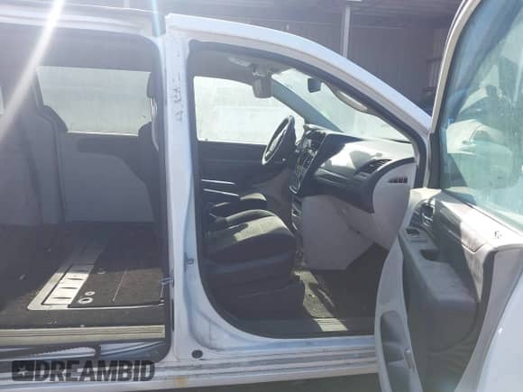 2013 Dodge Grand Caravan SE z VIN 2C4RDGBG5DR693559, wystawiony jako IAAI lot #43440551 z przebiegiem Nie podano mil oraz . Historia ofert i sprzedaży dostępna na DreamBid. Obrazek 5.