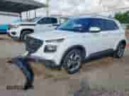 2022 Hyundai Venue SEL z VIN KMHRC8A32NU161614, wystawiony jako Copart lot #81579375 z przebiegiem 24 776 mil mil oraz Czysty tytuł • Clean title. Historia ofert i sprzedaży dostępna na DreamBid. Obrazek 1.