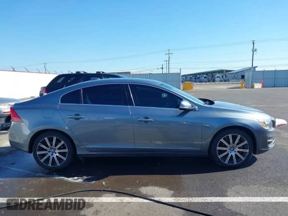 2017 Volvo S60 Inscription с VIN LYV402HK7HB120640, выставлен на аукционе IAAI как лот 41583114 с пробегом 71 884 миль миль и . История ставок и продаж доступна на DreamBid. Изображение 13.