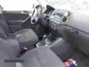 2013 Volkswagen Tiguan SE z VIN WVGAV3AX0DW621305, wystawiony jako IAAI lot #42249707 z przebiegiem 139 500 mil mil oraz . Historia ofert i sprzedaży dostępna na DreamBid. Obrazek 5.