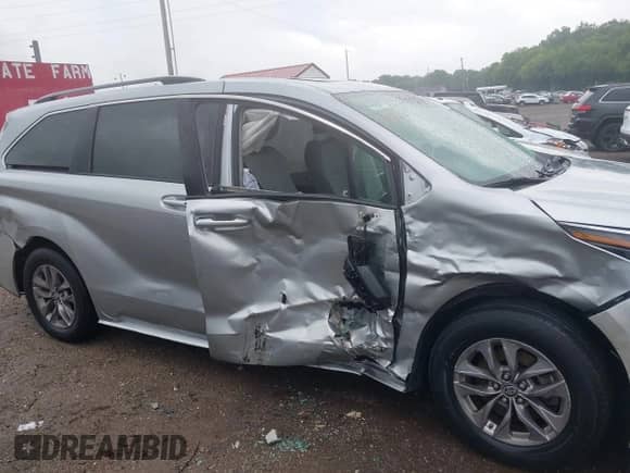 2021 Toyota Sienna LE with VIN 5TDBSKFC6MS020739, listed as a IAAI auction lot 42680138 with 162,547 mi miles and . Bid and sale history available at DreamBid. Image 13.