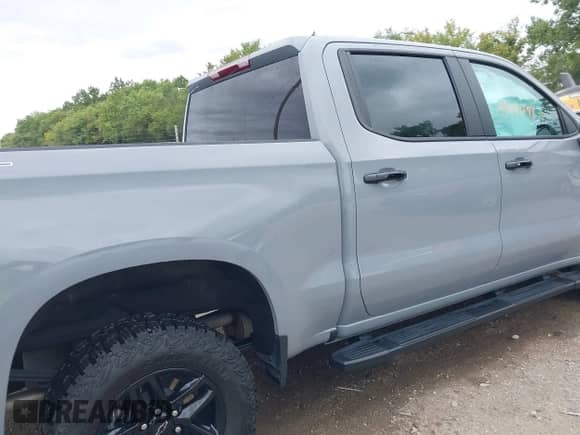 2024 Chevrolet Silverado 1500 LT Trail Boss z VIN 3GCUDFED0RG262534, wystawiony jako IAAI lot #43041798 z przebiegiem 13 436 mil mil oraz . Historia ofert i sprzedaży dostępna na DreamBid. Obrazek 13.