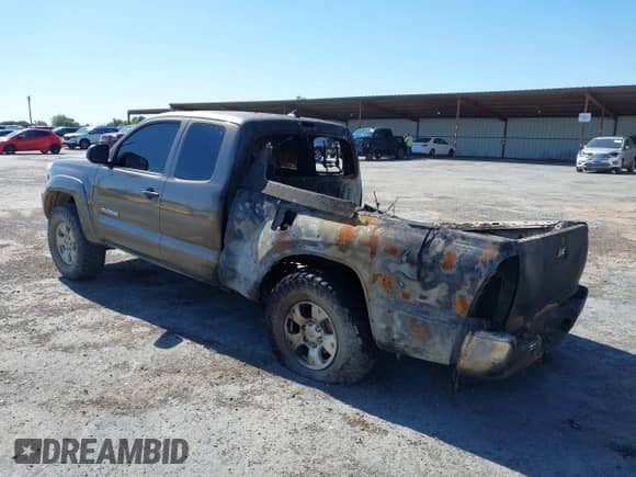 2015 Toyota Tacoma with VIN 5TFUU4EN7FX132870, listed as a IAAI auction lot 42312770 with Not provided miles and . Bid and sale history available at DreamBid. Image 3.