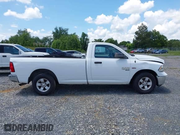 2019 Ram 1500 Tradesman z VIN 3C6JR6DT4KG561518, wystawiony jako IAAI lot #42726625 z przebiegiem 161 859 mil mil oraz . Historia ofert i sprzedaży dostępna na DreamBid. Obrazek 13.