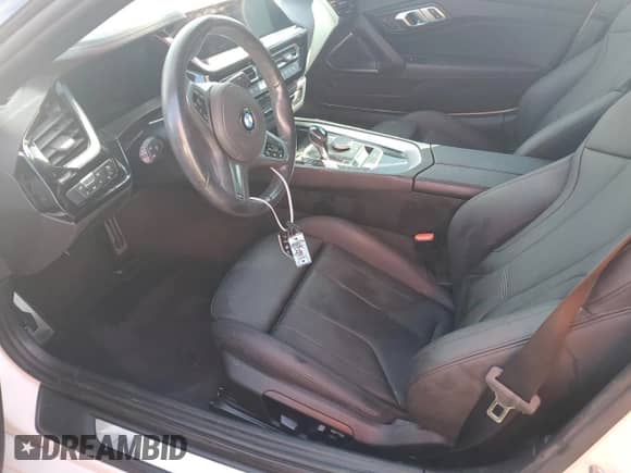 2021 BMW Z4 sDrive30i z VIN WBAHF3C09MWX24087, wystawiony jako Copart lot #73919214 z przebiegiem Nie podano mil oraz Szkoda całkowita • Salvage title. Historia ofert i sprzedaży dostępna na DreamBid. Obrazek 7.