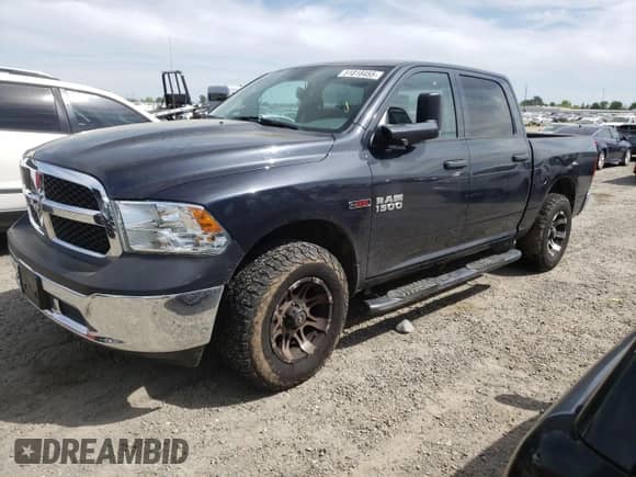 2015 Ram 1500 Tradesman z VIN 1C6RR6KM3FS581319, wystawiony jako Copart lot #51818455 z przebiegiem 130 865 mil mil oraz Szkoda całkowita • Salvage title. Historia ofert i sprzedaży dostępna na DreamBid. Obrazek 1.