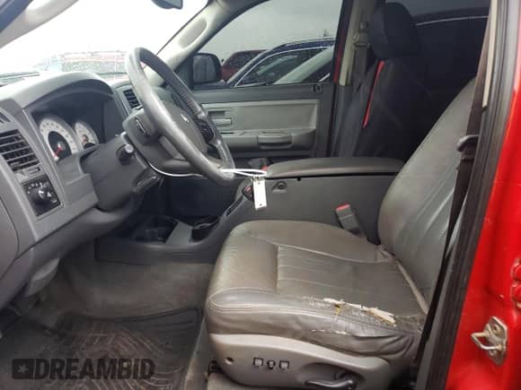 2005 Dodge Dakota Laramie z VIN 1D7HW58N65S227595, wystawiony jako Copart lot #45540055 z przebiegiem 155 717 mil mil oraz Szkoda całkowita • Salvage title. Historia ofert i sprzedaży dostępna na DreamBid. Obrazek 7.