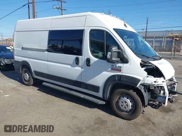 2022 Ram ProMaster Cargo z VIN 3C6LRVDG1NE136103, wystawiony jako IAAI lot #43000964 z przebiegiem 61 821 mil mil oraz . Historia ofert i sprzedaży dostępna na DreamBid. Obrazek 1.