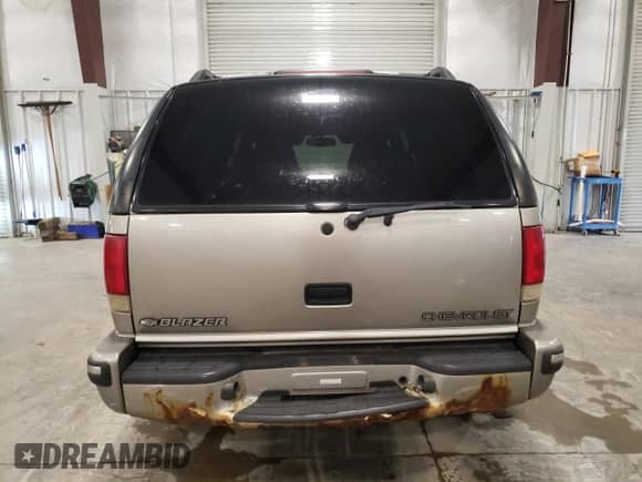 1999 Chevrolet Blazer LT z VIN 1GNDT13W4X2149645, wystawiony jako Copart lot #68597425 z przebiegiem 184 694 mil mil oraz Czysty tytuł • Clean title. Historia ofert i sprzedaży dostępna na DreamBid. Obrazek 6.