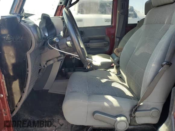 2007 Jeep Wrangler Unlimited Sahara z VIN 1J4GA59157L122909, wystawiony jako Copart lot #67484885 z przebiegiem Nie podano mil oraz Szkoda całkowita • Salvage title. Historia ofert i sprzedaży dostępna na DreamBid. Obrazek 7.