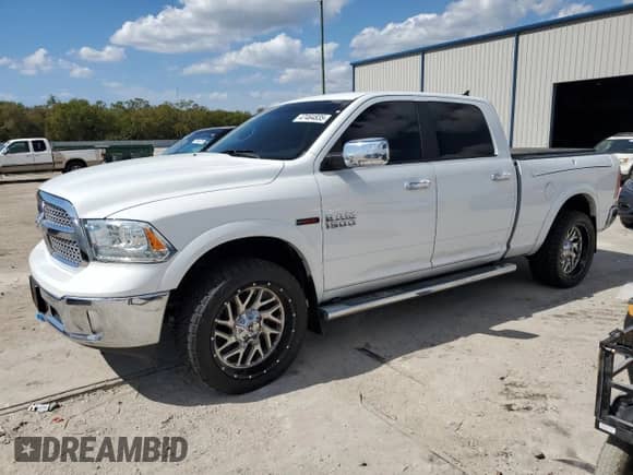 2018 Ram 1500 Laramie z VIN 1C6RR7VM7JS355617, wystawiony jako Copart lot #47464835 z przebiegiem 139 354 mil mil oraz Czysty tytuł • Clean title. Historia ofert i sprzedaży dostępna na DreamBid. Obrazek 1.