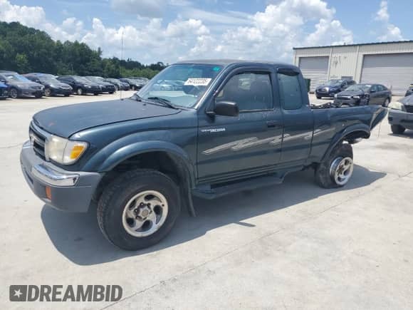 1998 Toyota Tacoma z VIN 4TASM92N7WZ121828, wystawiony jako Copart lot #64122235 z przebiegiem 200 637 mil mil oraz Szkoda całkowita • Salvage title. Historia ofert i sprzedaży dostępna na DreamBid. Obrazek 1.