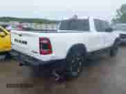 2019 Ram 1500 Rebel z VIN 1C6SRFET6KN869638, wystawiony jako IAAI lot #43089319 z przebiegiem 75 807 mil mil oraz . Historia ofert i sprzedaży dostępna na DreamBid. Obrazek 4.