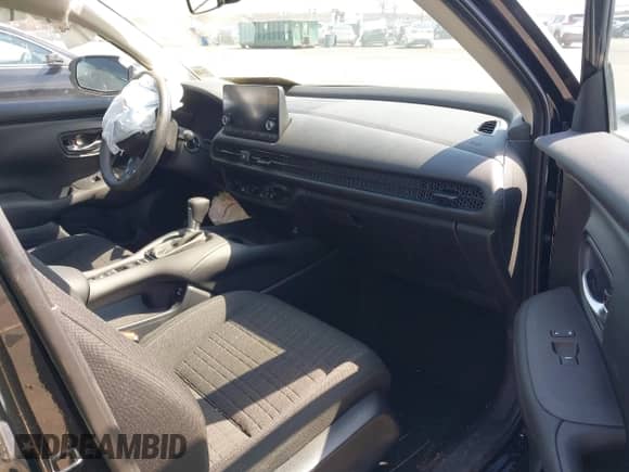 2025 Honda HR-V LX с VIN 3CZRZ2H30SM715751, выставлен на аукционе IAAI как лот 42011745 с пробегом 4 766 миль миль и . История ставок и продаж доступна на DreamBid. Изображение 5.