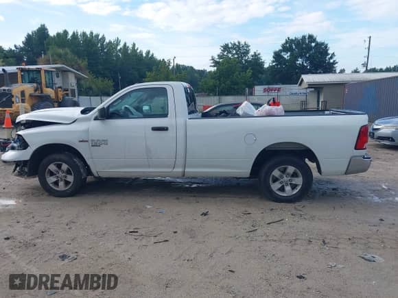 2019 Ram 1500 Tradesman z VIN 3C6JR6DT0KG506015, wystawiony jako IAAI lot #42857503 z przebiegiem 64 834 mil mil oraz . Historia ofert i sprzedaży dostępna na DreamBid. Obrazek 14.
