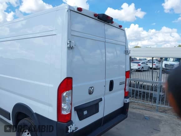 2023 Ram ProMaster Cargo с VIN 3C6LRVDG7PE535228, выставлен на аукционе IAAI как лот 43364945 с пробегом 64 466 миль миль и . История ставок и продаж доступна на DreamBid. Изображение 16.
