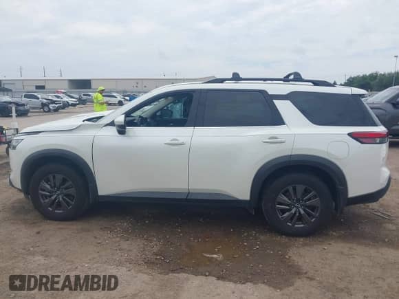 2022 Nissan Pathfinder SV z VIN 5N1DR3BA7NC201913, wystawiony jako IAAI lot #42386381 z przebiegiem 79 632 mil mil oraz . Historia ofert i sprzedaży dostępna na DreamBid. Obrazek 14.