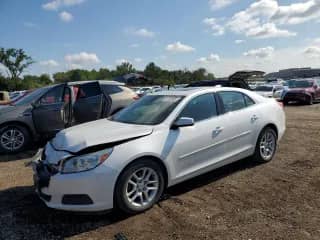 2015 Chevrolet Malibu LT z VIN 1G11C5SL3FF166172, wystawiony jako Copart lot #81720885 z przebiegiem 243 368 mil mil oraz Szkoda całkowita • Salvage title. Historia ofert i sprzedaży dostępna na DreamBid. Obrazek 1.