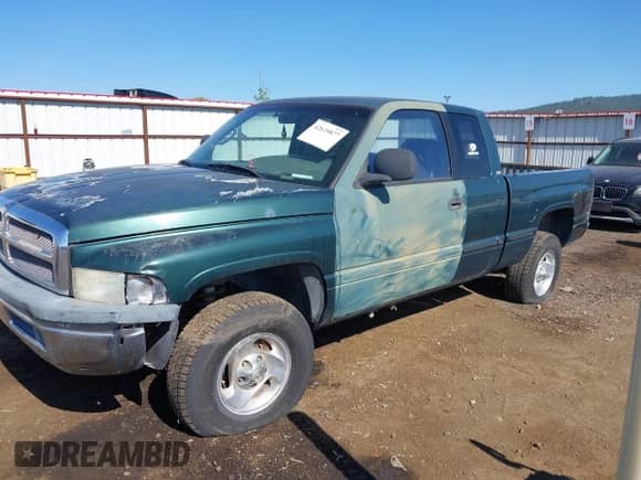 1998 Dodge 1500 z VIN 3B7HF13Z9WG118442, wystawiony jako IAAI lot #42635877 z przebiegiem 173 651 mil mil oraz . Historia ofert i sprzedaży dostępna na DreamBid. Obrazek 2.