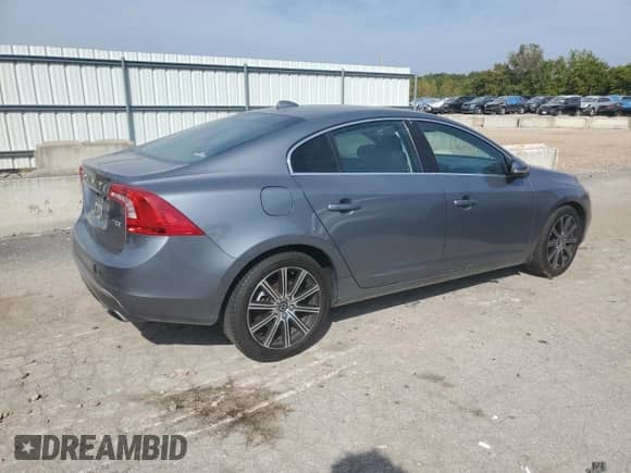 2017 Volvo S60 Inscription Platinum z VIN LYV402TM8HB143000, wystawiony jako Copart lot #80237205 z przebiegiem 72 098 mil mil oraz Szkoda całkowita • Salvage title. Historia ofert i sprzedaży dostępna na DreamBid. Obrazek 3.