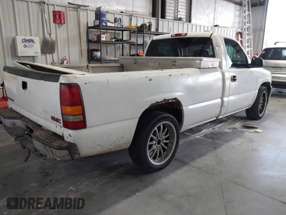 1999 GMC Sierra 1500 SL z VIN 1GTEC14V7XE850553, wystawiony jako IAAI lot #42751151 z przebiegiem 308 861 mil mil oraz . Historia ofert i sprzedaży dostępna na DreamBid. Obrazek 4.