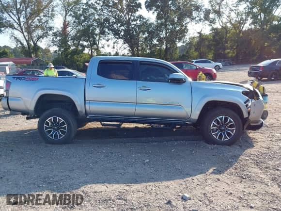 2023 Toyota Tacoma SR z VIN 3TMCZ5AN1PM619840, wystawiony jako IAAI lot #43224940 z przebiegiem 26 442 mil mil oraz . Historia ofert i sprzedaży dostępna na DreamBid. Obrazek 14.