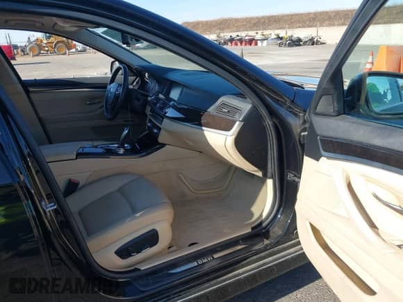 2014 BMW 5 Series 528i z VIN WBA5A5C53ED506569, wystawiony jako IAAI lot #43144151 z przebiegiem 156 745 mil mil oraz . Historia ofert i sprzedaży dostępna na DreamBid. Obrazek 5.