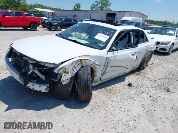 2018 Chrysler 300 S z VIN 2C3CCAGG3JH121278, wystawiony jako IAAI lot #42797633 z przebiegiem 104 583 mil mil oraz . Historia ofert i sprzedaży dostępna na DreamBid. Obrazek 17.