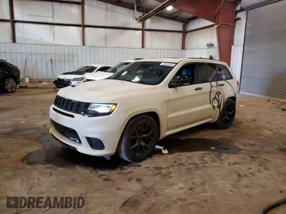 2019 Jeep Grand Cherokee Trackhawk z VIN 1C4RJFN90KC562724, wystawiony jako Copart lot #86628345 z przebiegiem 19 423 mil mil oraz Szkoda całkowita • Salvage title. Historia ofert i sprzedaży dostępna na DreamBid. Obrazek 1.