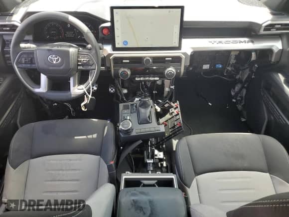 2025 Toyota Tacoma SR z VIN 3TMLB5JN2SM097281, wystawiony jako Copart lot #66483125 z przebiegiem 2 417 mil mil oraz Szkoda całkowita • Salvage title. Historia ofert i sprzedaży dostępna na DreamBid. Obrazek 8.