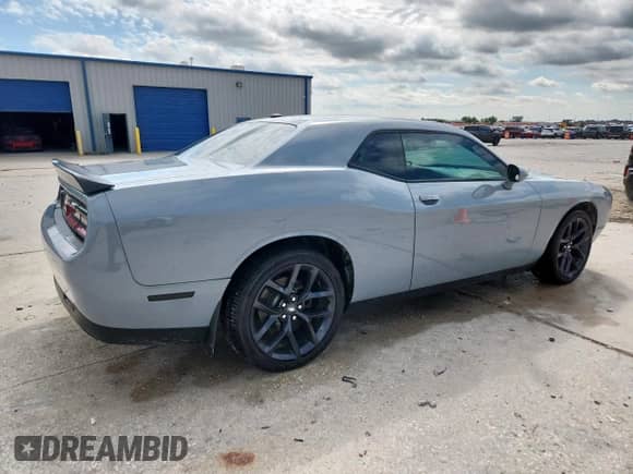 2021 Dodge Challenger SXT z VIN 2C3CDZAG8MH543202, wystawiony jako Copart lot #81424365 z przebiegiem 142 789 mil mil oraz Szkoda całkowita • Salvage title. Historia ofert i sprzedaży dostępna na DreamBid. Obrazek 3.