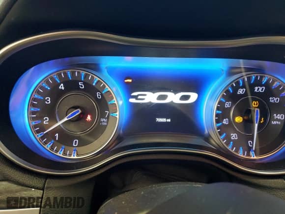 2019 Chrysler 300 Touring z VIN 2C3CCAAG9KH746195, wystawiony jako Copart lot #84523565 z przebiegiem 70 505 mil mil oraz Szkoda całkowita • Salvage title. Historia ofert i sprzedaży dostępna na DreamBid. Obrazek 9.