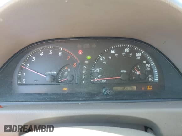 2003 Toyota Camry LE z VIN 4T1BF32K83U550112, wystawiony jako Copart lot #89713195 z przebiegiem 124 186 mil mil oraz Szkoda całkowita • Salvage title. Historia ofert i sprzedaży dostępna na DreamBid. Obrazek 9.