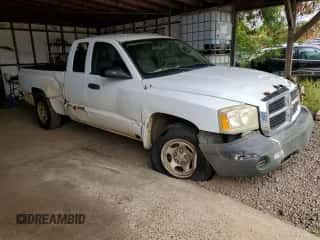 2006 Dodge Dakota ST z VIN 1D7HE22K06S682718, wystawiony jako Copart lot #65420255 z przebiegiem 137 466 mil mil oraz Czysty tytuł • Clean title. Historia ofert i sprzedaży dostępna na DreamBid. Obrazek 4.