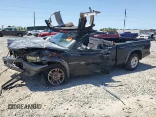 2002 Dodge Dakota z VIN 1B7GL12X92S578496, wystawiony jako Copart lot #53506265 z przebiegiem Nie podano mil oraz Szkoda całkowita • Salvage title. Historia ofert i sprzedaży dostępna na DreamBid. Obrazek 1.