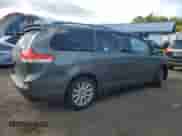 2012 Toyota Sienna XLE z VIN 5TDDK3DC0CS037018, wystawiony jako Copart lot #71702205 z przebiegiem 174 540 mil mil oraz Szkoda całkowita • Salvage title. Historia ofert i sprzedaży dostępna na DreamBid. Obrazek 3.