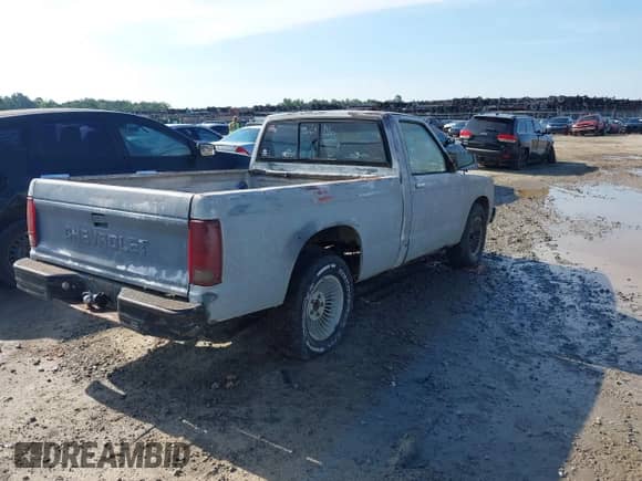 1988 Chevrolet S-10 z VIN 1GCBS14E0J2250990, wystawiony jako IAAI lot #42834696 z przebiegiem 3 848 254 mil mil oraz . Historia ofert i sprzedaży dostępna na DreamBid. Obrazek 4.