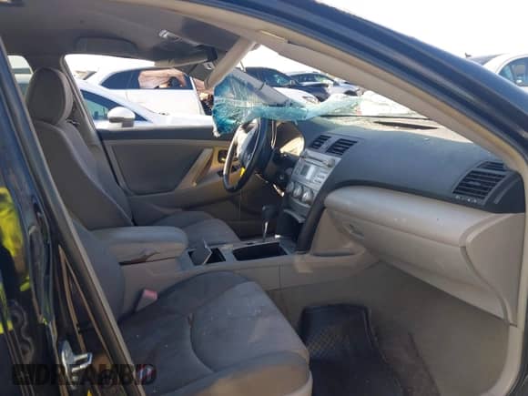 2011 Toyota Camry LE z VIN 4T1BF3EK5BU744476, wystawiony jako IAAI lot #43295983 z przebiegiem 164 993 mil mil oraz . Historia ofert i sprzedaży dostępna na DreamBid. Obrazek 5.