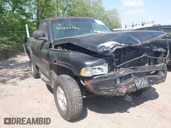 1998 Dodge 1500 z VIN 1B7HF16Z0WS701907, wystawiony jako IAAI lot #42252786 z przebiegiem 193 945 mil mil oraz . Historia ofert i sprzedaży dostępna na DreamBid. Obrazek 1.