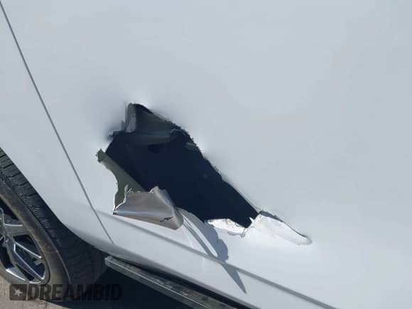 2024 Chevrolet Suburban Premier z VIN 1GNSKFKTXRR209081, wystawiony jako IAAI lot #42271966 z przebiegiem 25 651 mil mil oraz . Historia ofert i sprzedaży dostępna na DreamBid. Obrazek 20.