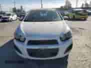 2014 Chevrolet Sonic LS z VIN 1G1JB6SHXE4192752, wystawiony jako Copart lot #86846494 z przebiegiem 158 690 mil mil oraz Szkoda całkowita • Salvage title. Historia ofert i sprzedaży dostępna na DreamBid. Obrazek 5.