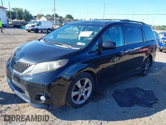 2013 Toyota Sienna SE z VIN 5TDXK3DC2DS302164, wystawiony jako IAAI lot #42792640 z przebiegiem 148 108 mil mil oraz . Historia ofert i sprzedaży dostępna na DreamBid. Obrazek 2.