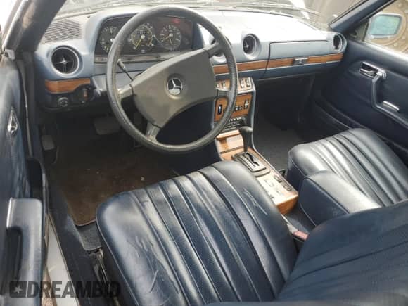 1982 Mercedes-Benz 300 z VIN WDBAB53A2CB000735, wystawiony jako Copart lot #55558185 z przebiegiem 176 245 mil mil oraz Czysty tytuł • Clean title. Historia ofert i sprzedaży dostępna na DreamBid. Obrazek 8.
