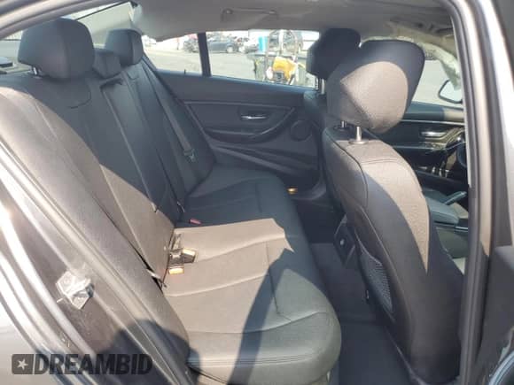 2017 BMW 3 Series 320i xDrive z VIN WBA8E5G31HNU44128, wystawiony jako Copart lot #70943715 z przebiegiem 53 725 mil mil oraz Szkoda całkowita • Salvage title. Historia ofert i sprzedaży dostępna na DreamBid. Obrazek 10.