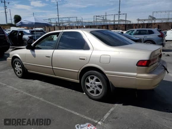 1998 Toyota Camry LE z VIN JT2BF22K9W0139403, wystawiony jako Copart lot #81220015 z przebiegiem 216 722 mil mil oraz Szkoda całkowita • Salvage title. Historia ofert i sprzedaży dostępna na DreamBid. Obrazek 2.