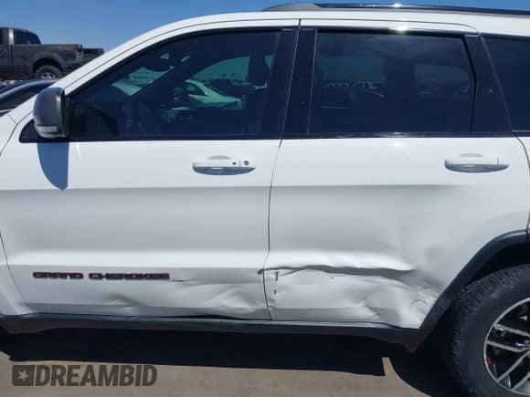 2019 Jeep Grand Cherokee Trailhawk with VIN 1C4RJFLT2KC762132, listed as a IAAI auction lot 42131964 with 92,477 mi miles and . Bid and sale history available at DreamBid. Image 15.