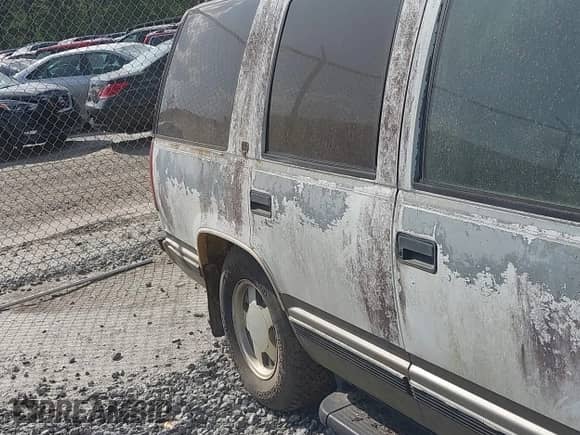 1999 Chevrolet Tahoe with VIN 1GNEC13R3XJ539270, listed as a IAAI auction lot 41972014 with 264,619 mi miles and . Bid and sale history available at DreamBid. Image 14.