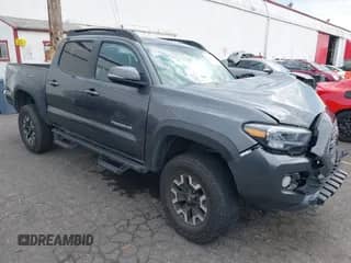2023 Toyota Tacoma SR z VIN 3TMCZ5AN5PM566995, wystawiony jako IAAI lot #43087368 z przebiegiem 42 309 mil mil oraz . Historia ofert i sprzedaży dostępna na DreamBid. Obrazek 1.